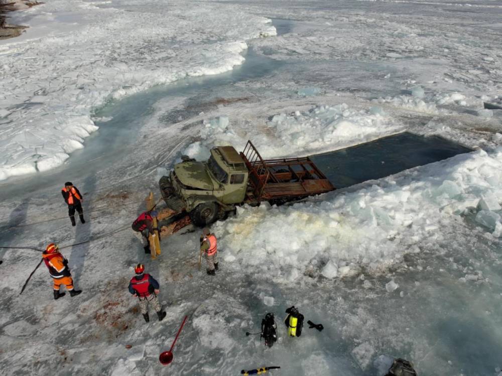 ХӨВСГӨЛ НУУРТ ЖИВСЭН "ЗИЛ 131" АВТОМАШИНЫГ 23 МЕТРИЙН ГҮНЭЭС ТАТАН ГАРГАЛАА