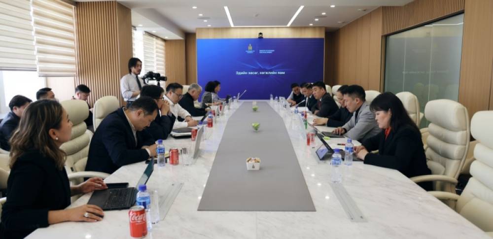 ХХААХҮ-ИЙН САЙД Ц.ИДЭРБАТ, САНГИЙН ЯАМНЫ УДИРДЛАГУУДЫГ ХҮЛЭЭН АВЧ УУЛЗАВ