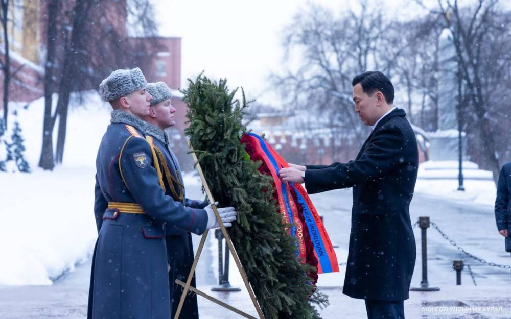 Монгол Улсын Их Хурлын дарга Н.Учрал “Нэр үл мэдэгдэх цэргийн хөшөө”-нд цэцэг өргөв