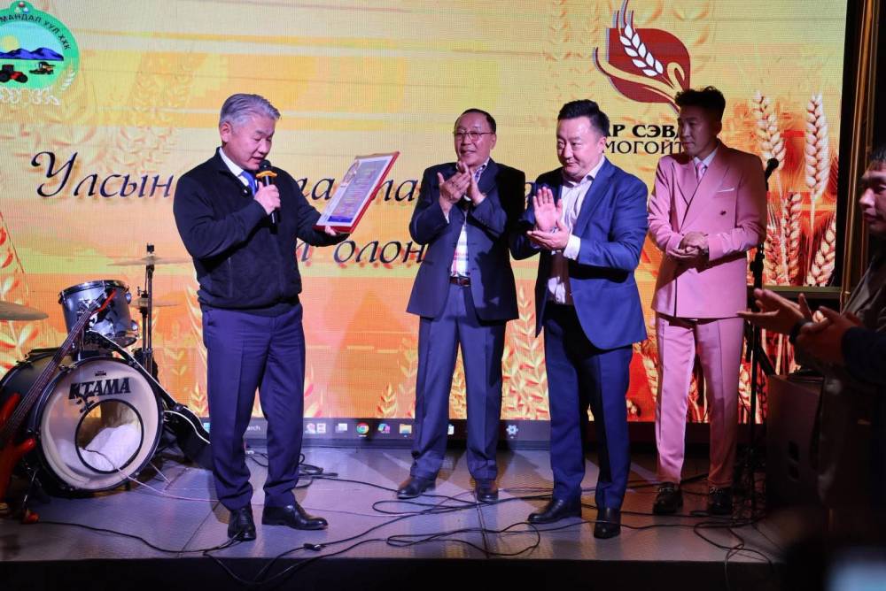 “Өгөөж Мандал уул” ХХК 5 дахь удаагаа “Улсын аварга тариаланч хамт олон” боллоо