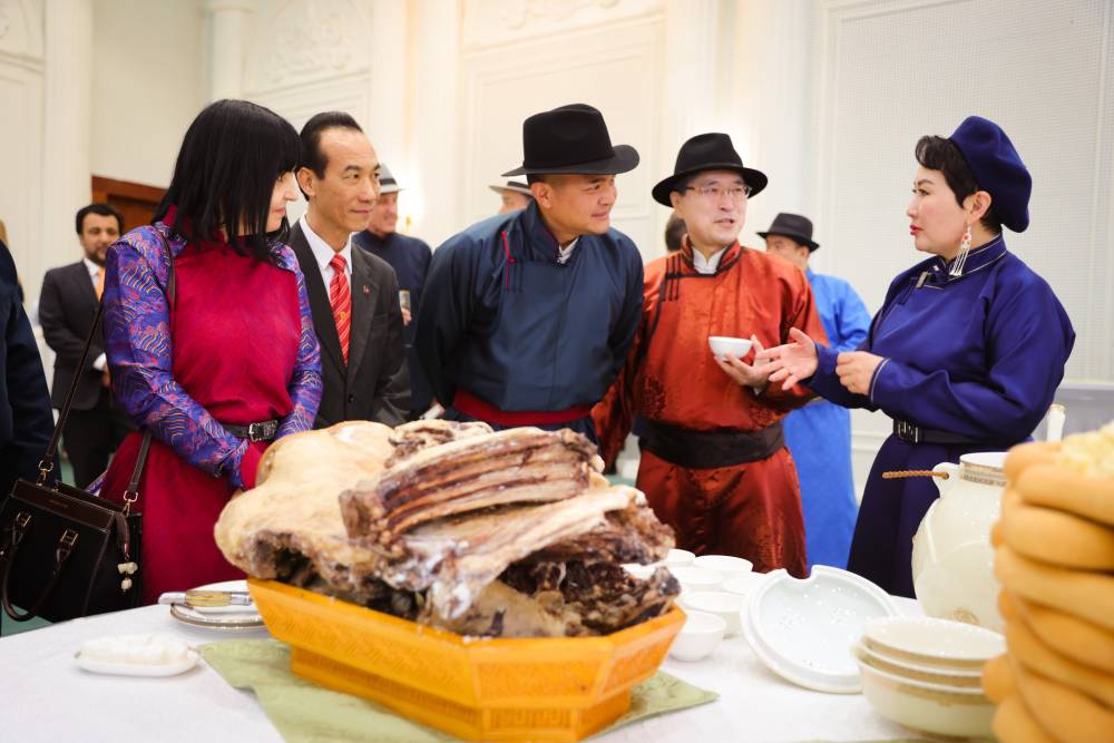 ДИПЛОМАТ ТӨЛӨӨЛӨГЧДӨД ӨВ СОЁЛОО ТАНИЛЦУУЛЛАА