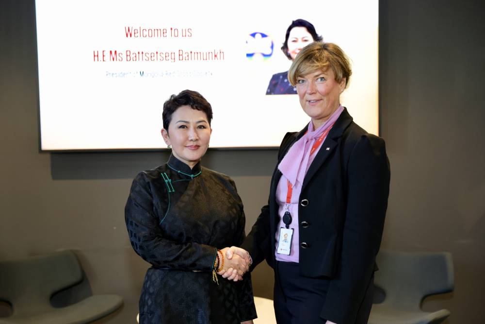 ГАДААД ХАРИЛЦААНЫ САЙД Б.БАТЦЭЦЭГ НОРВЕГИЙН УЛААН ЗАГАЛМАЙН НИЙГЭМЛЭГТ ЗОЧЛОВ