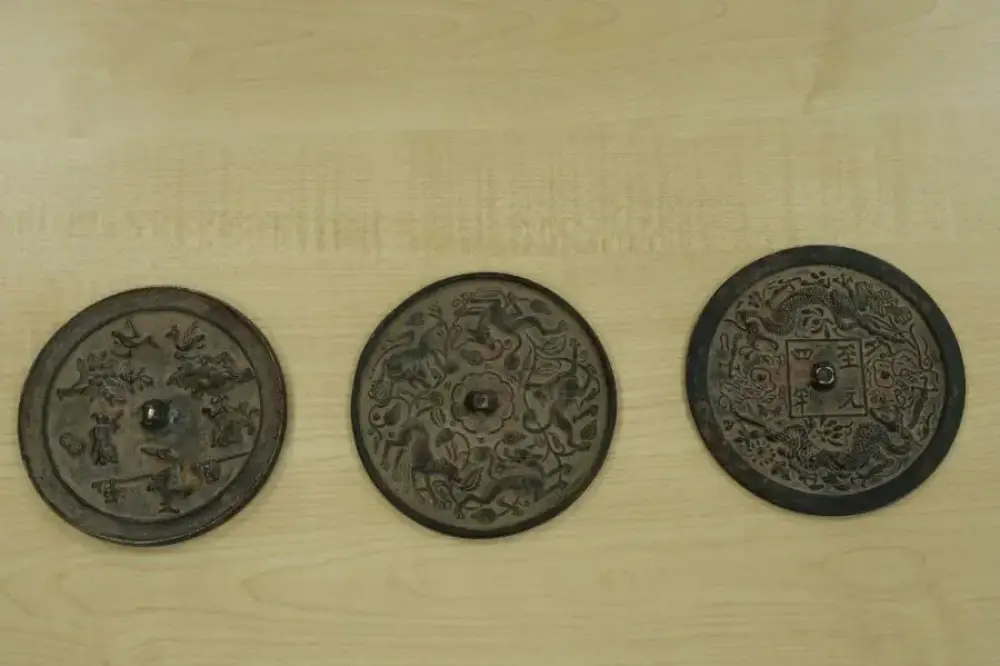 Хубилай хааны үед хамаарах хүрэл толийг хил давуулахаар завджээ