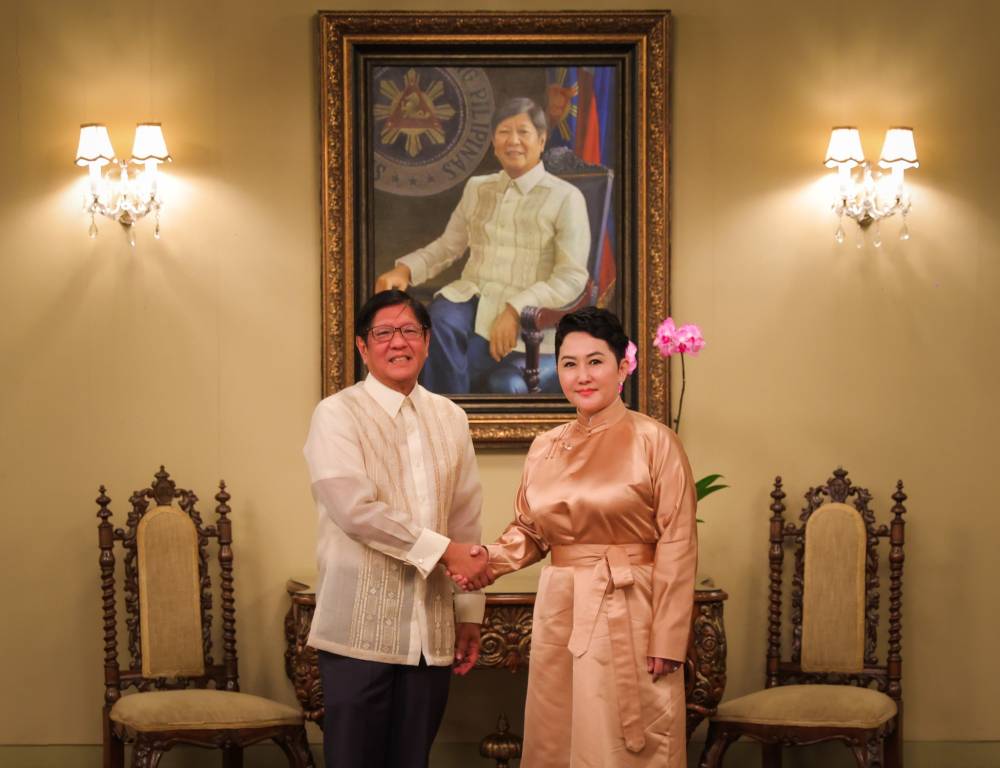 ГАДААД ХАРИЛЦААНЫ САЙД Б.БАТЦЭЦЭГ ФИЛИППИН УЛСЫН ЕРӨНХИЙЛӨГЧИД БАРААЛХАВ