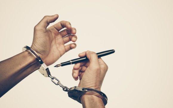 Эрхэм гишүүд ээ! Үндсэн хууль болон НҮБ-ын Хүний эрхийн зөвлөлийн удаа дараагийн зөвлөмжийг хүндэтгэж, сэтгүүлчдийг “Chilling effect”-д оруулсан алдааг засна гэж найдъя