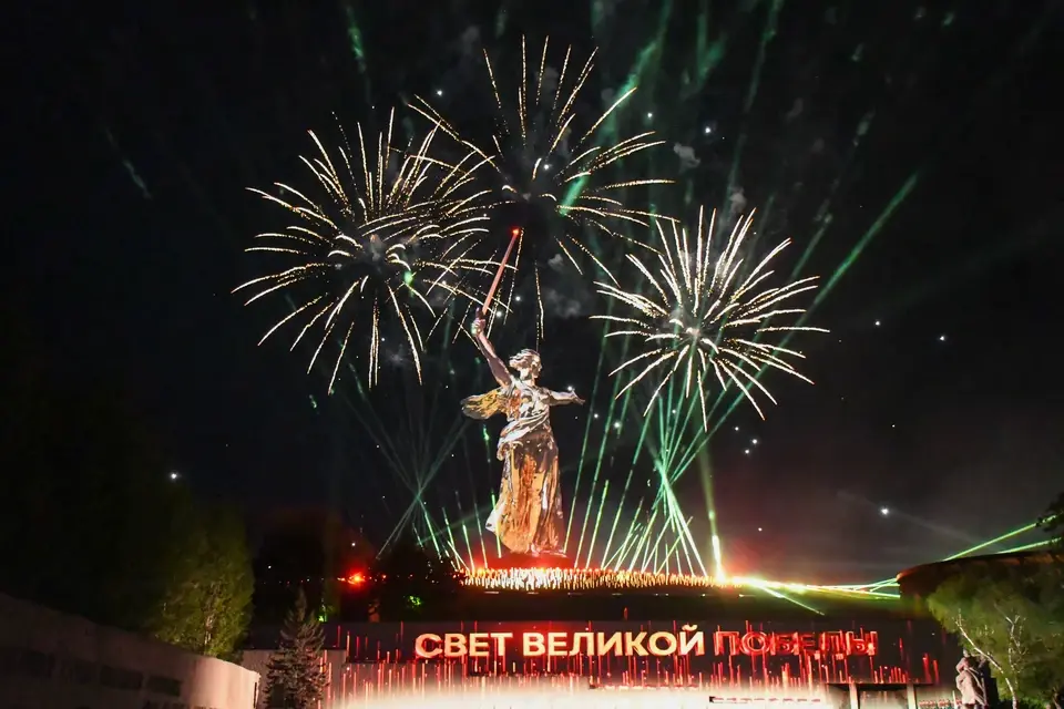 ЯЛАЛТЫН БАЯРЫН ПАРАДЫН ӨНГИЙГ ШИНЖИХҮЙ...