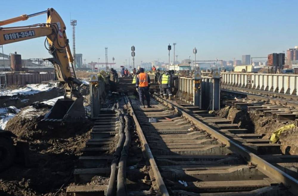 ТӨМӨР ЗАМ ДООГУУР НҮХЭН ГАРЦ БАРИХ АЖИЛ ҮРГЭЛЖИЛЖ БАЙНА