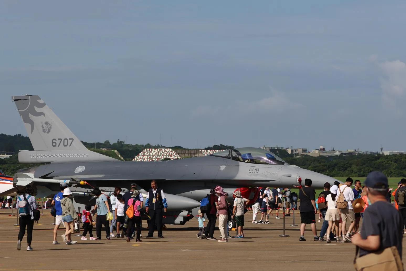 ТАЙВАНЬ АНУ-ААС ЗАХИАЛСАН F-16V СӨНӨӨГЧ ОНГОЦНЫ ЭХНИЙ ХОЁРЫГ ХҮЛЭЭН АВЛАА