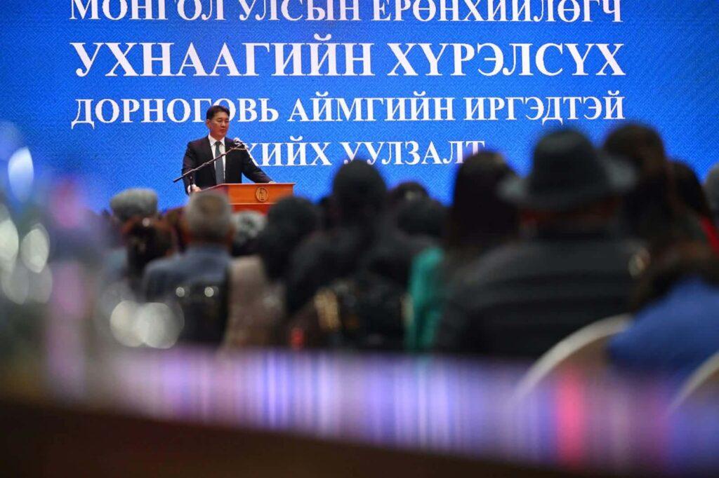 ЕРӨНХИЙЛӨГЧ У.ХҮРЭЛСҮХ ДОРНОГОВЬ АЙМГИЙН ИРГЭДТЭЙ УУЛЗАВ