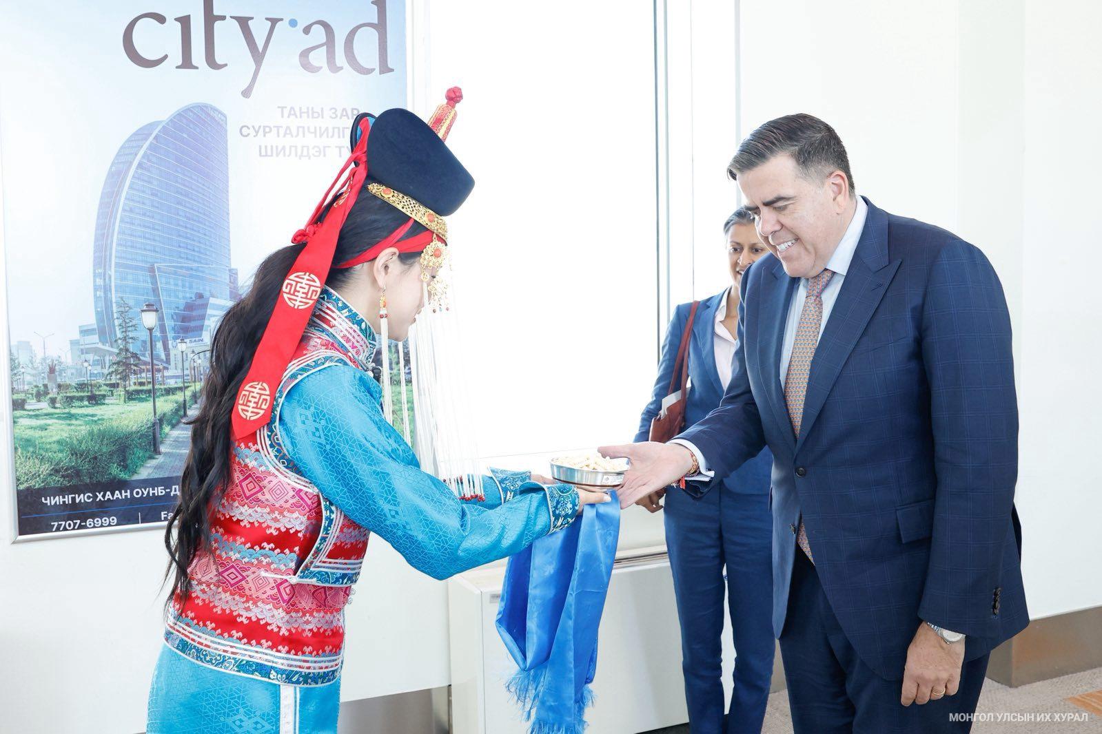 Австралийн Холбооны Улсын парламентын Төлөөлөгчдийн танхимын дарга Милтон Дик Монгол Улсад албан ёсны айлчлал хийхээр хүрэлцэн ирлээ